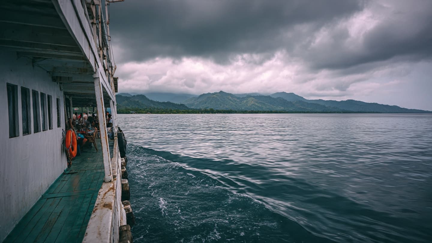 An Ordinary Crossing Beneath the Tropical Sky Turns Uncertain: Indonesia Faces a Difficult Ferry Search An Ordinary Crossing Beneath the Tropical Sky Turns Uncertain: Indonesia Faces a Difficult Ferry Search