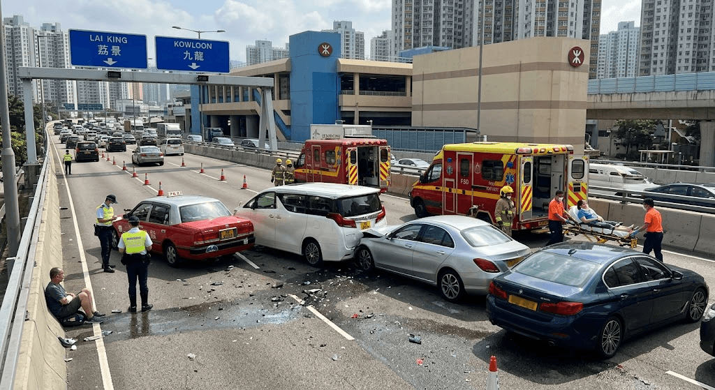 Highway Chaos in Hong Kong: 5 Injured in Multi-Vehicle Crash Near Lai King MTR Station Highway Chaos in Hong Kong: 5 Injured in Multi-Vehicle Crash Near Lai King MTR Station