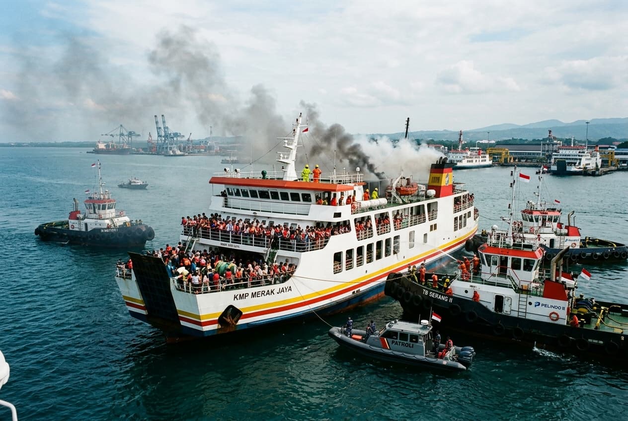 Panic at Merak Port: Ferry Engine Room Fire Forces Evacuation, Twelve Treated for Smoke Inhalation Panic at Merak Port: Ferry Engine Room Fire Forces Evacuation, Twelve Treated for Smoke Inhalation