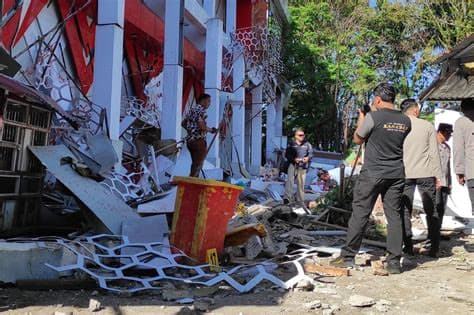 At Least 47 Dead as 7.7-Magnitude Earthquake Rocks Indonesia At Least 47 Dead as 7.7-Magnitude Earthquake Rocks Indonesia