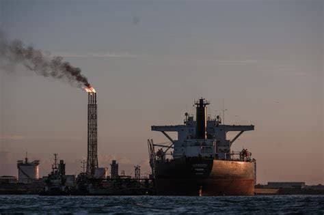 UK Quietly Eases Russian Oil Sanctions as Expert Warns Kremlin Will See 'Weakness UK Quietly Eases Russian Oil Sanctions as Expert Warns Kremlin Will See 'Weakness