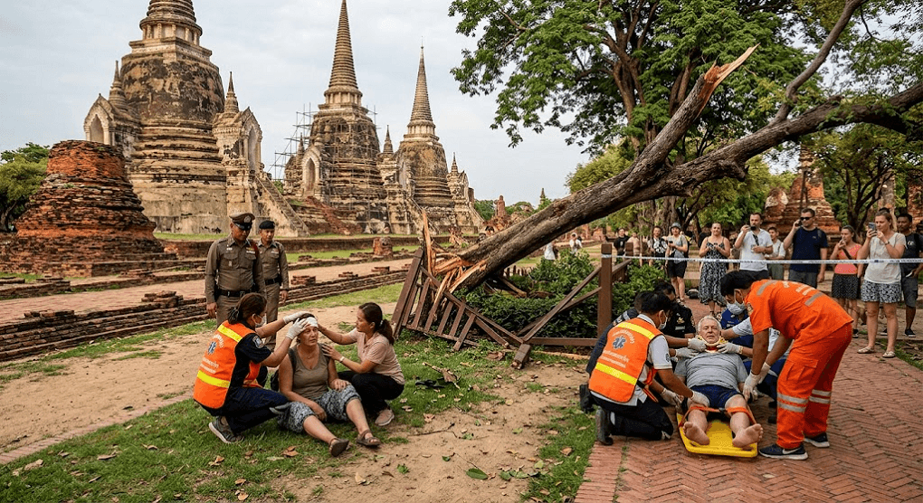 Tragedy at Historic Temple: 4 Spanish Tourists Injured as Tree Collapses at Wat Phra Si Sanphet Tragedy at Historic Temple: 4 Spanish Tourists Injured as Tree Collapses at Wat Phra Si Sanphet