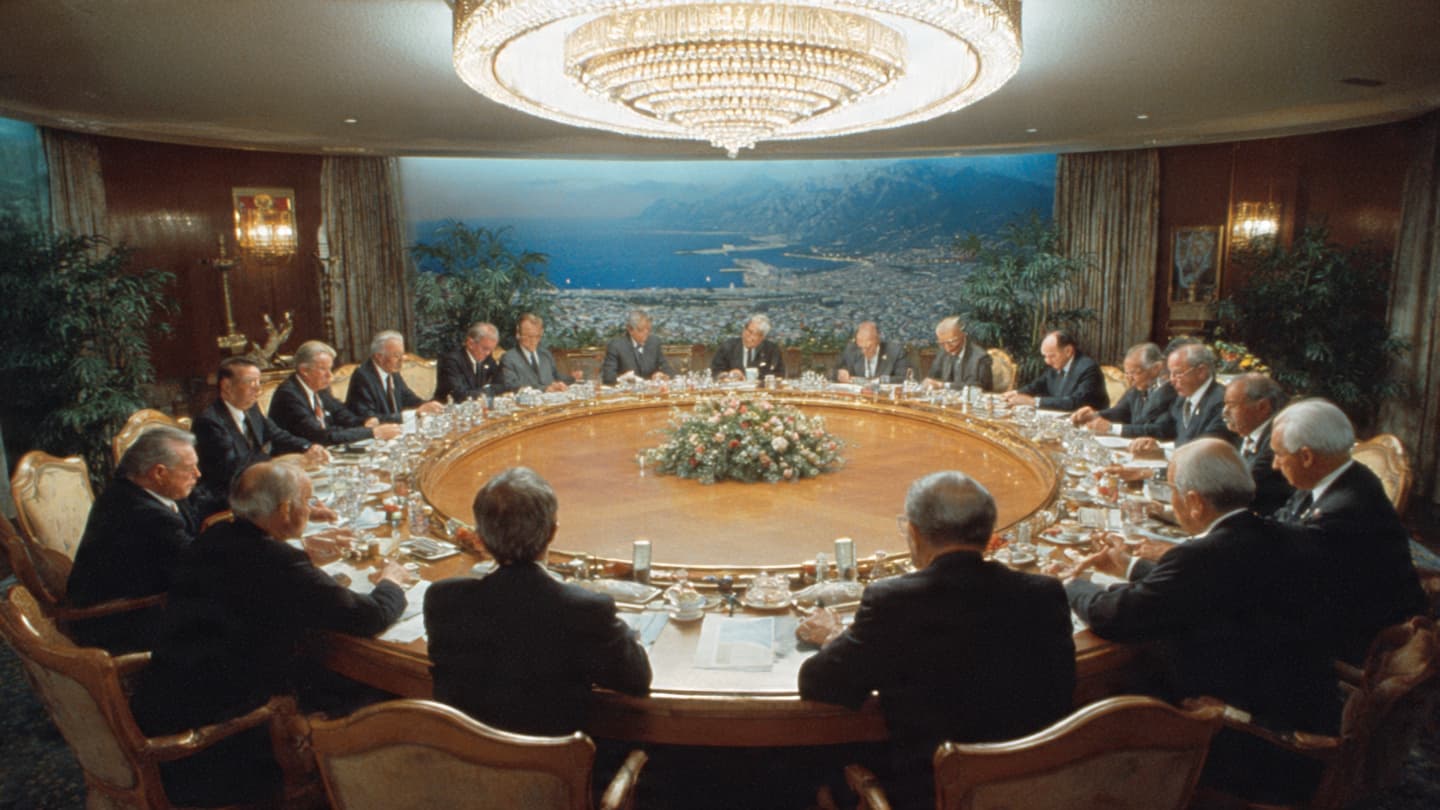 Autour d'une table, de nombreuses questions mondiales cherchent des réponses Autour d'une table, de nombreuses questions mondiales cherchent des réponses