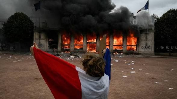 Lyon Tourism Office Set on Fire Amid Protests Across France Lyon Tourism Office Set on Fire Amid Protests Across France