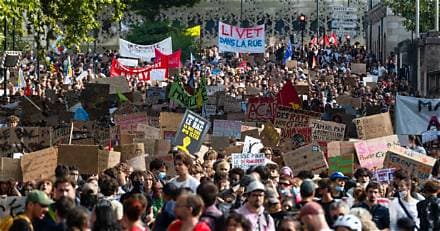 France Shuts Nearly 900 Schools as Violent Education Protests Escalate France Shuts Nearly 900 Schools as Violent Education Protests Escalate