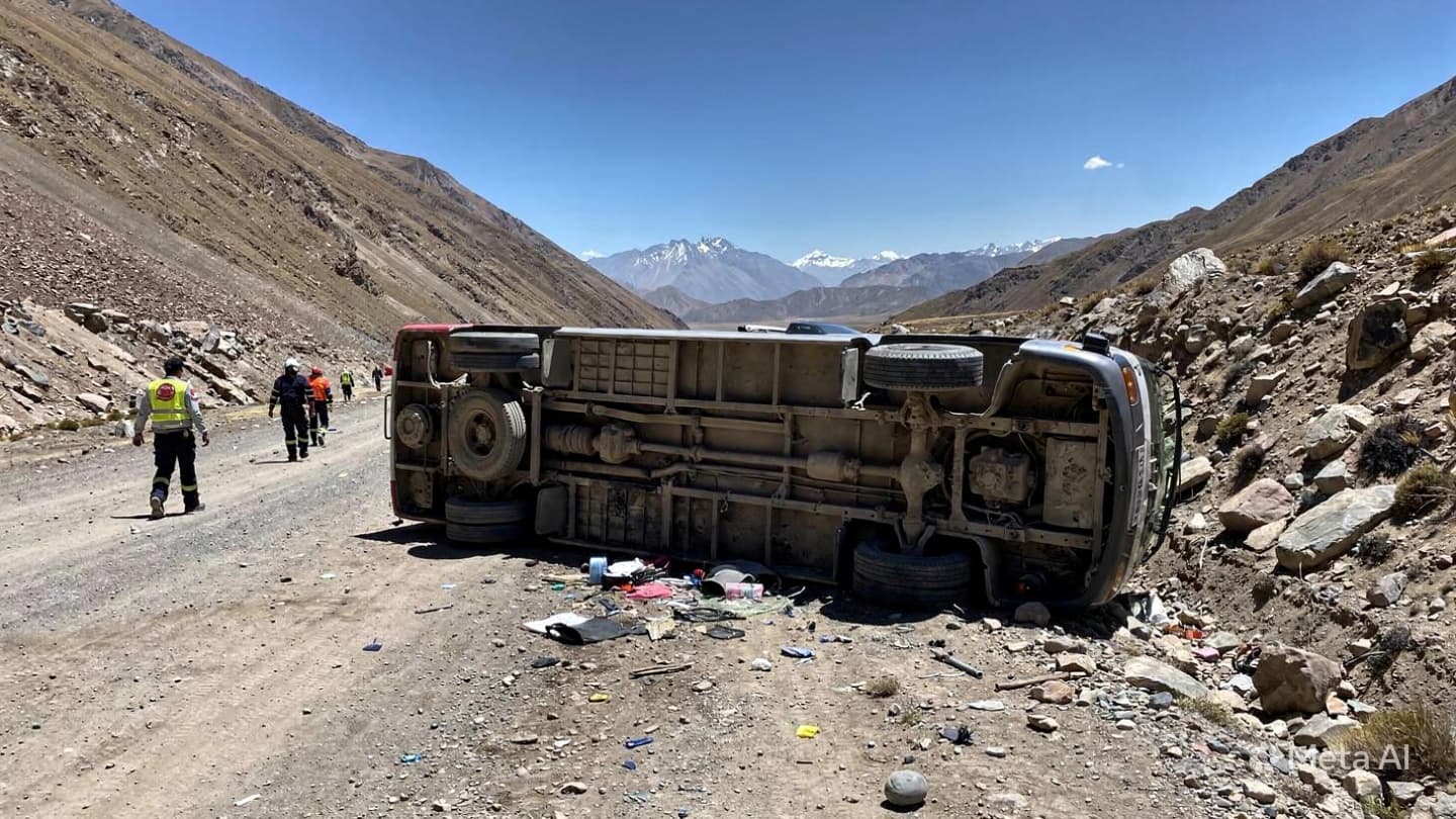 Andes Mountain Accident: Six Passengers Injured After Minibus Overturned on Highway in Peru Today Andes Mountain Accident: Six Passengers Injured After Minibus Overturned on Highway in Peru Today