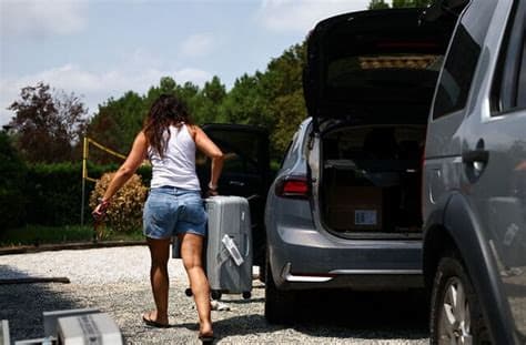 People allowed back home in southwestern France as fire weakens People allowed back home in southwestern France as fire weakens