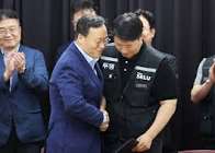 Samsung Workers Approve Pay Deal, Shares Surge