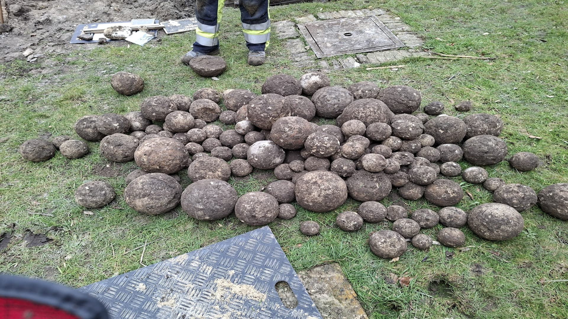 Dozens of Medieval Cannonballs Found Beneath Future Civic Building in Belgium Dozens of Medieval Cannonballs Found Beneath Future Civic Building in Belgium