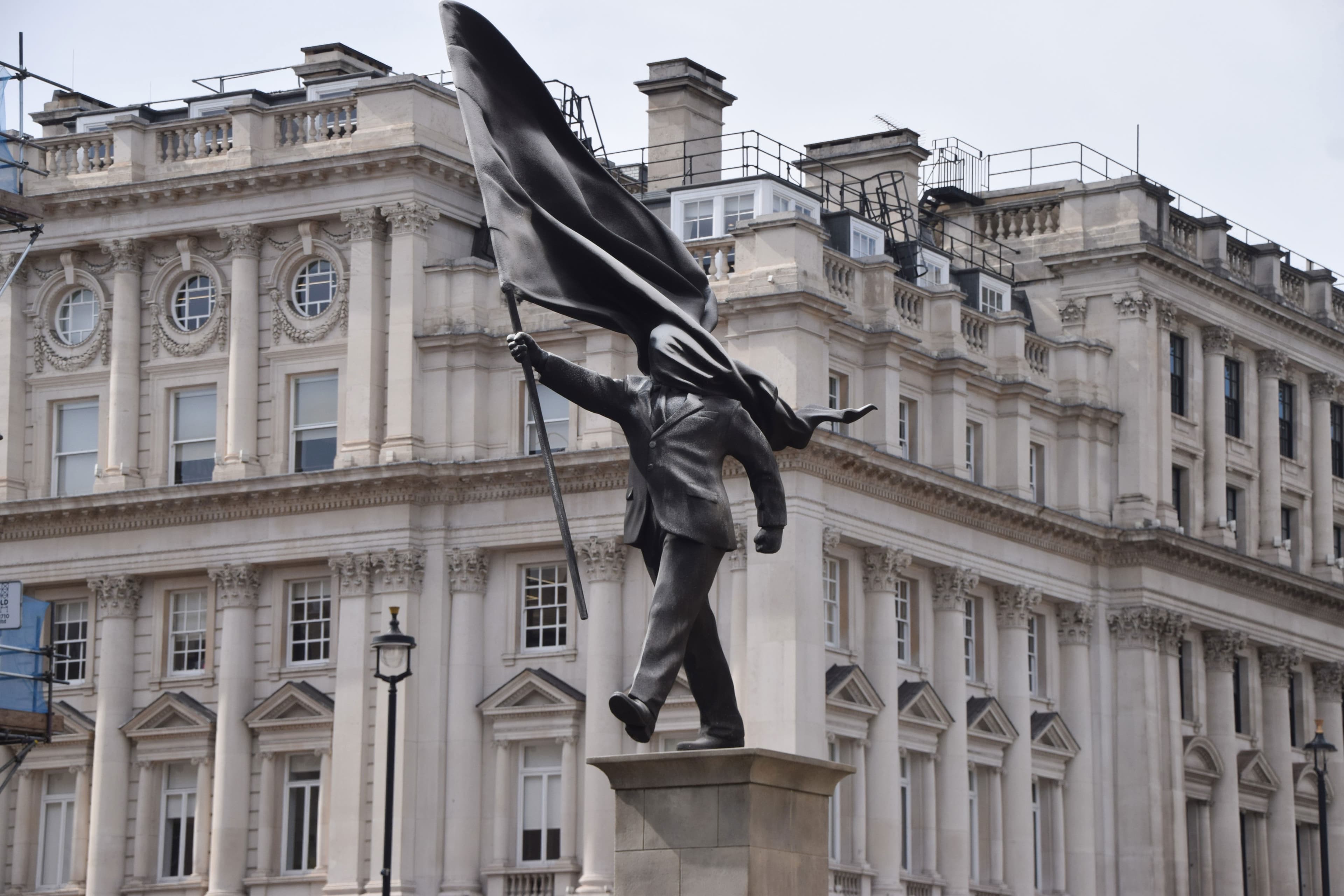 New Statue Attributed to Banksy Depicts Suited Man, Blinded by Flag, Walking Off a Ledge in Central London New Statue Attributed to Banksy Depicts Suited Man, Blinded by Flag, Walking Off a Ledge in Central London