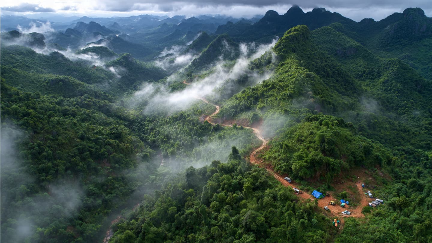 Après dix nuits sous terre : Les hommes émergeant de la grotte inondée du Laos