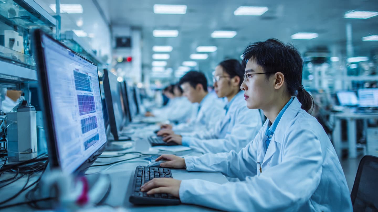 When Prestige Meets Scrutiny in the Laboratory When Prestige Meets Scrutiny in the Laboratory