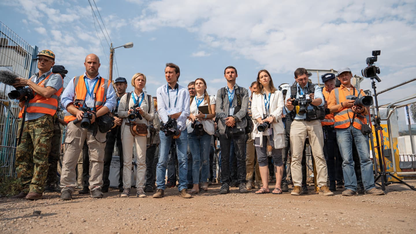 When Witnesses Wait at the Edge of the Story When Witnesses Wait at the Edge of the Story