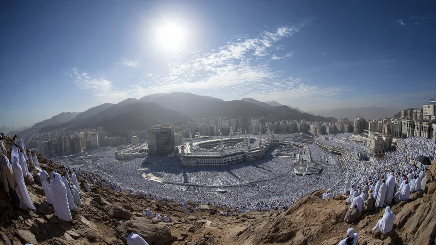 Across the Desert Plain and Into Prayer: Pilgrims Endure the Heat at Islam’s Holiest Gathering