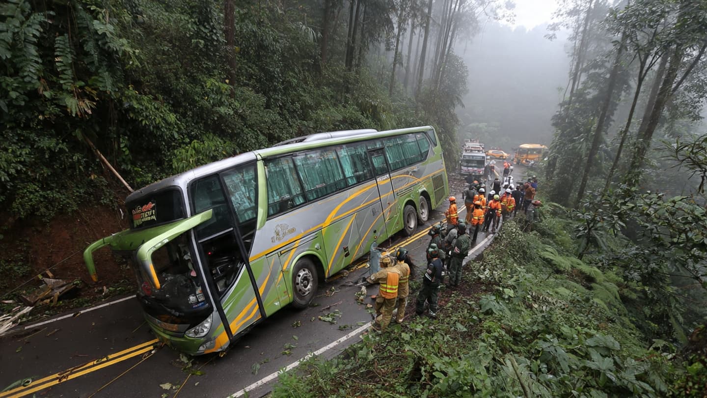 Cipularang Toll Suddenly Filled with Traffic Jams and Emergency Lights