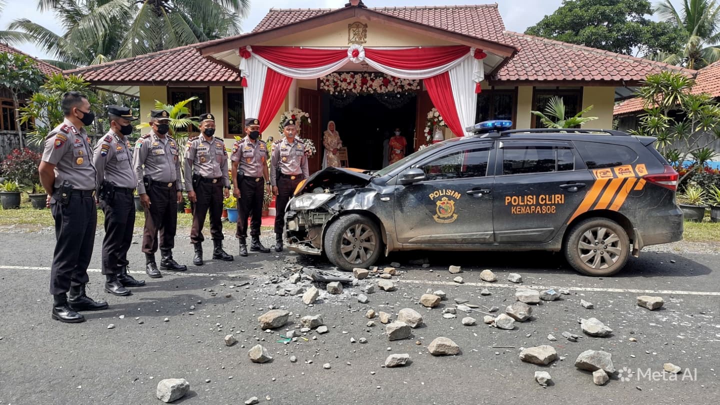 Lampung Wedding Chaos: Police Face Stoning While Attempting Arrest of Suspected Robbery Target Lampung Wedding Chaos: Police Face Stoning While Attempting Arrest of Suspected Robbery Target