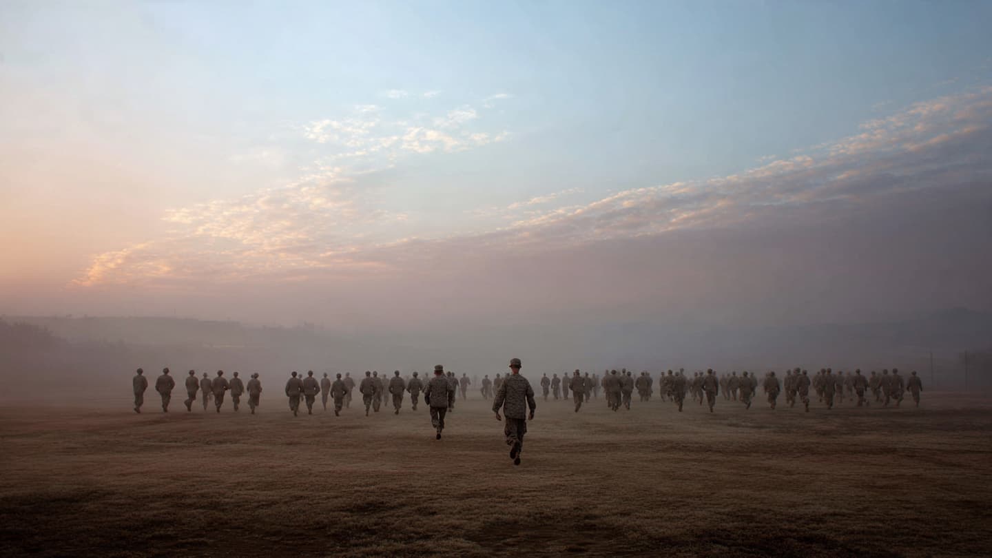 Une démonstration de condition physique militaire qui attire l'attention au-delà du terrain