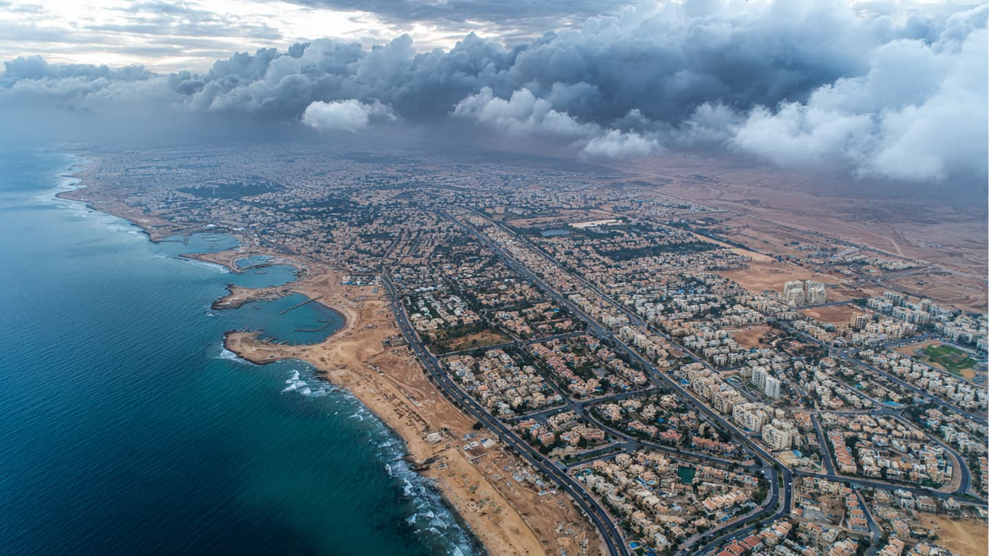 حيث يلتقي البحر الأبيض المتوسط بمنظر الانتظار: التصعيد، التحذير، والبحث عن الهدوء