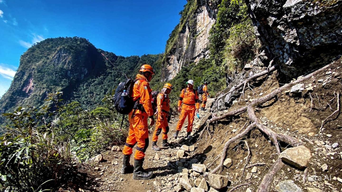 Fatal Fall on Mount Lawu: Hiker Perishes After Slipping Into Ravine, Rescue Teams Recover Body Fatal Fall on Mount Lawu: Hiker Perishes After Slipping Into Ravine, Rescue Teams Recover Body