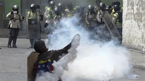 Venezuela Police Use Tear Gas on Protesters Demanding Pay and Pension Increases Venezuela Police Use Tear Gas on Protesters Demanding Pay and Pension Increases