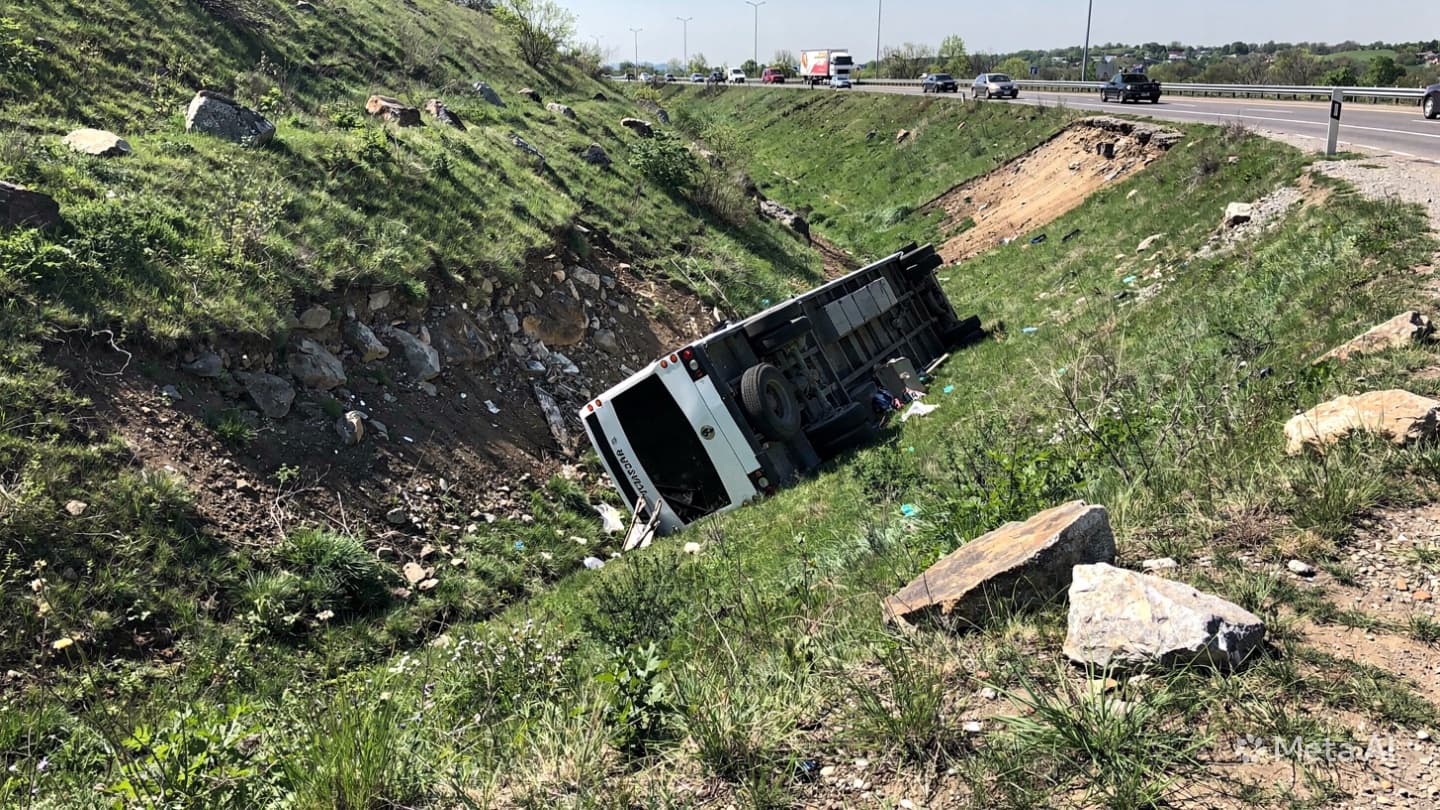 Fatal Bus Crash: Four Confirmed Dead in Yunnan Province Highway Accident Involving Passenger Vehicle Fatal Bus Crash: Four Confirmed Dead in Yunnan Province Highway Accident Involving Passenger Vehicle