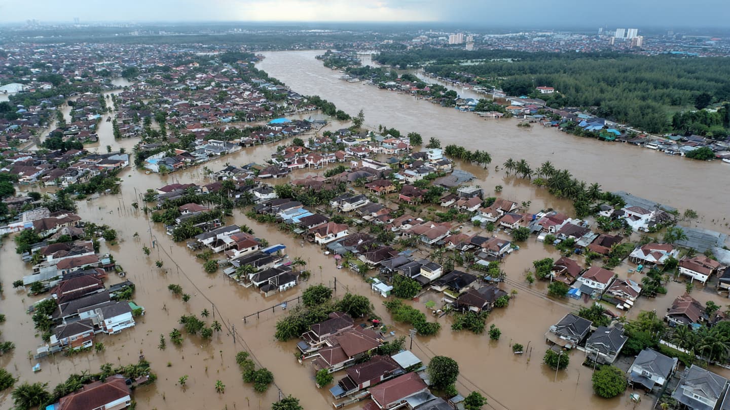 Massive Displacement in Johor: Three Districts Paralyzed by Severe Flash Flooding and Nonstop Monsoon Rains Massive Displacement in Johor: Three Districts Paralyzed by Severe Flash Flooding and Nonstop Monsoon Rains