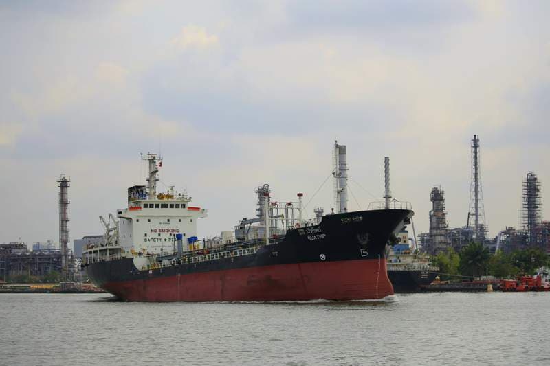 Strait of Hormuz at Standstill as Iran Warns Ships to Remain in Its Waters Strait of Hormuz at Standstill as Iran Warns Ships to Remain in Its Waters