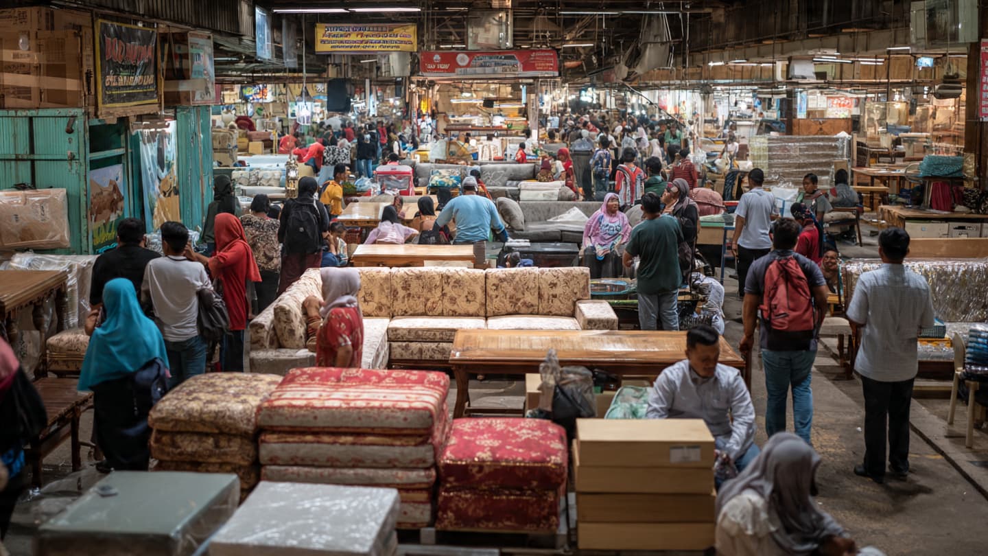 In Traditional Markets, Global Currency Shifts Quietly Reach Everyday Life
