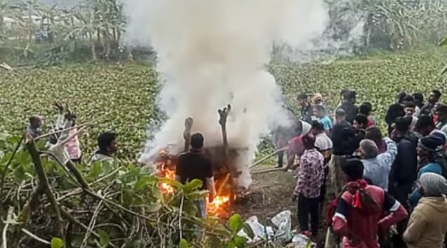 Bangladesh: Hindu Man Jumps into Canal to Escape Mob Bangladesh: Hindu Man Jumps into Canal to Escape Mob