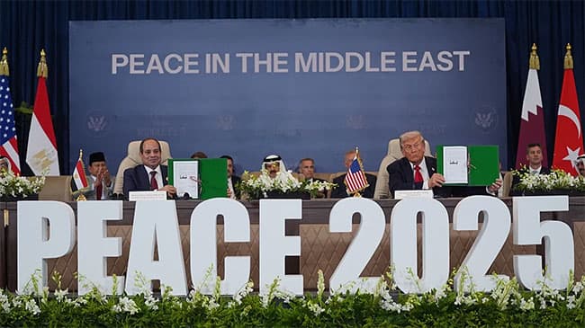 Historic Moment: Trump Signs Gaza Peace Plan with Regional Leaders Historic Moment: Trump Signs Gaza Peace Plan with Regional Leaders