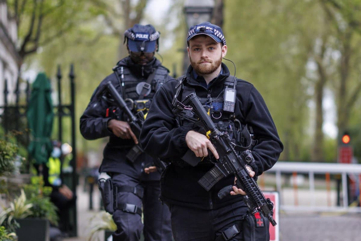 Police Lock Down Kensington Gardens in London Over Drone Threat Police Lock Down Kensington Gardens in London Over Drone Threat