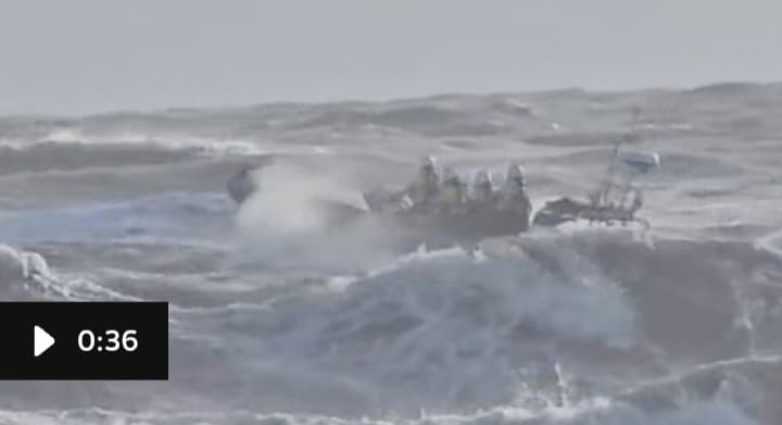 Coastguard and RNLI End Search for Missing People in Water Off Devon Beach Coastguard and RNLI End Search for Missing People in Water Off Devon Beach
